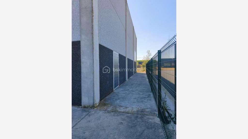 Vente entrepôt de 1000m² avec parking à Cysoing