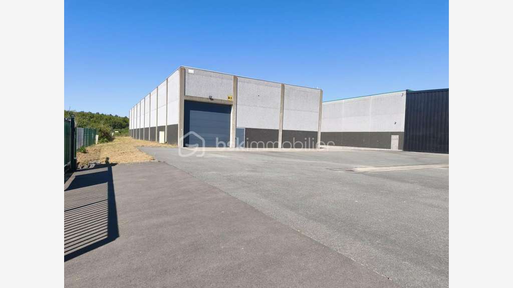 Vente entrepôt de 1000m² avec parking à Cysoing