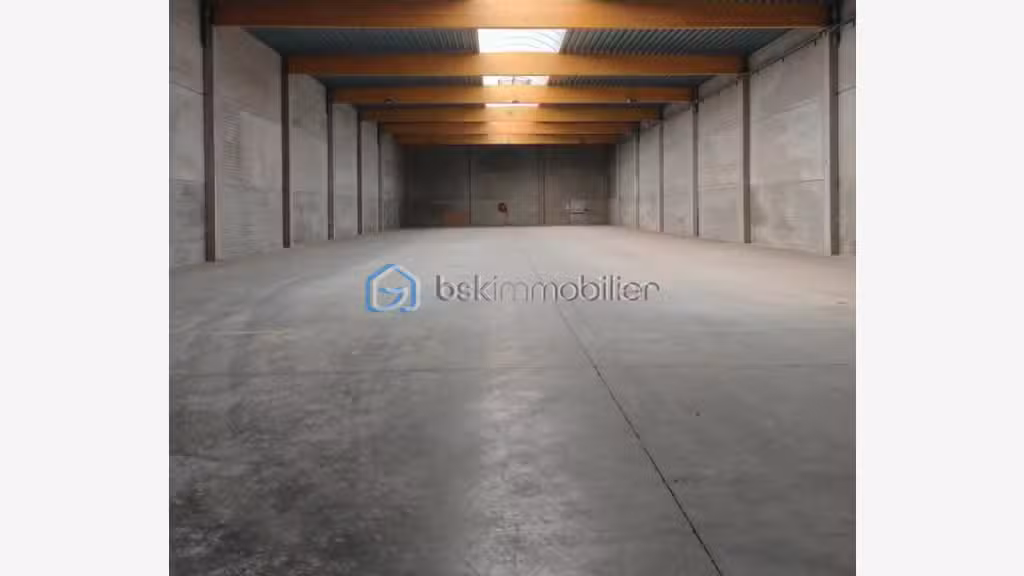 Vente entrepôt de 1000m² avec parking à Cysoing