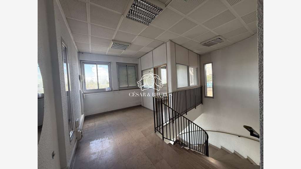 AV bâtiment industriel 2300m² à Décines-Charpieu