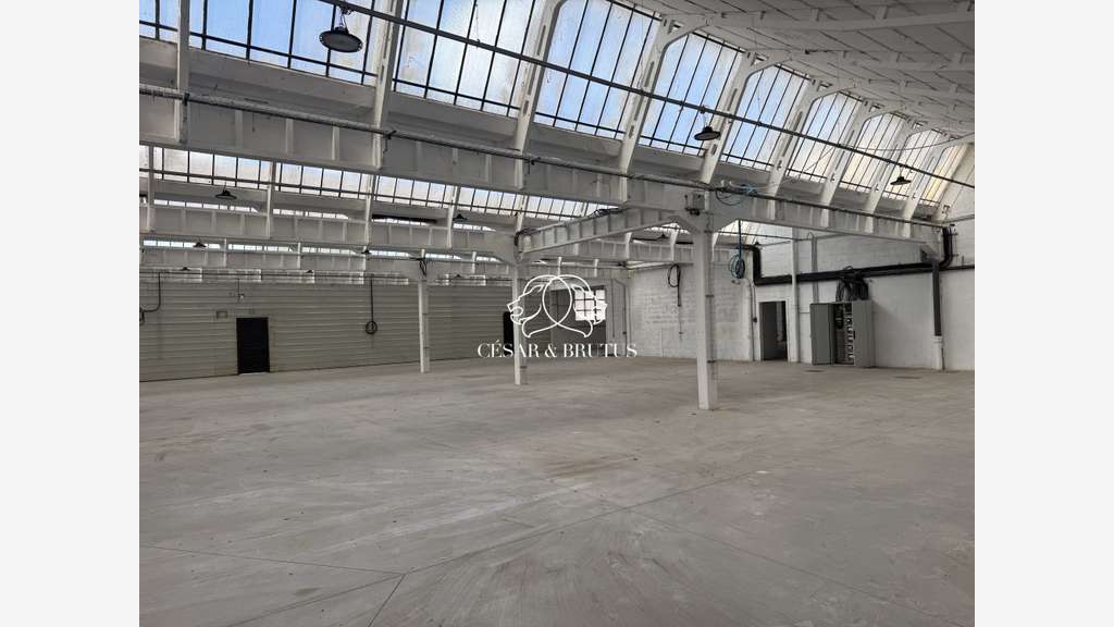 AV bâtiment industriel 2300m² à Décines-Charpieu