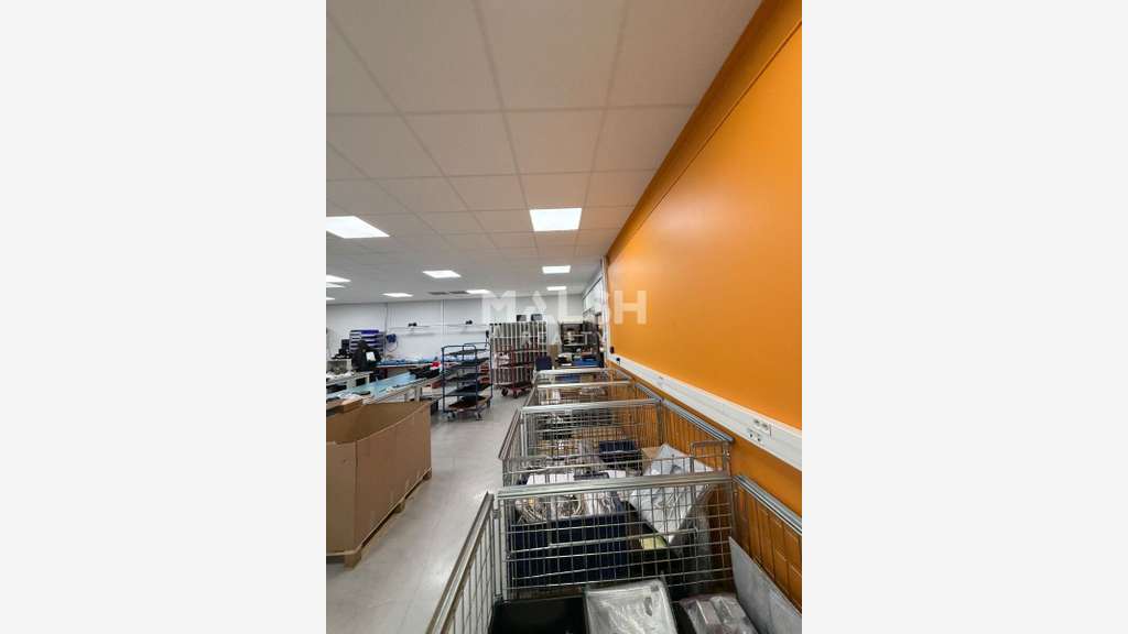 Local d'activités à DECINES CHARPIEU - A VENDRE -