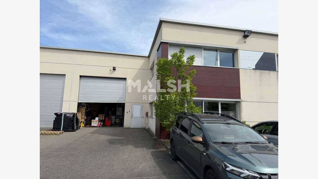 Local d'activités à DECINES CHARPIEU - A VENDRE -