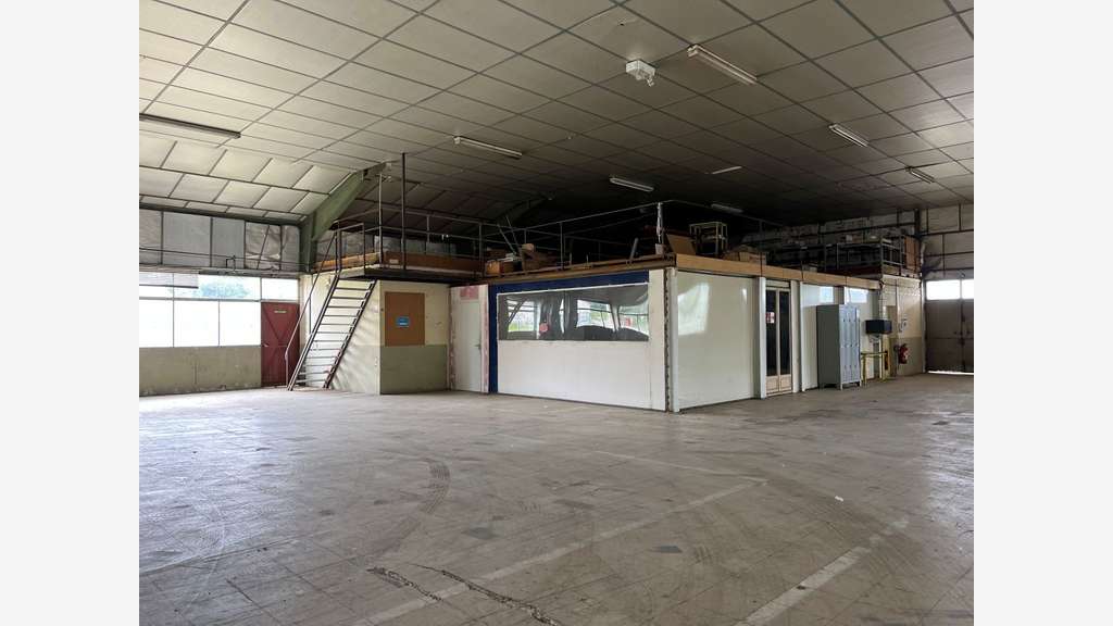 A vendre locaux d'activités de 2 642m² à Egletons