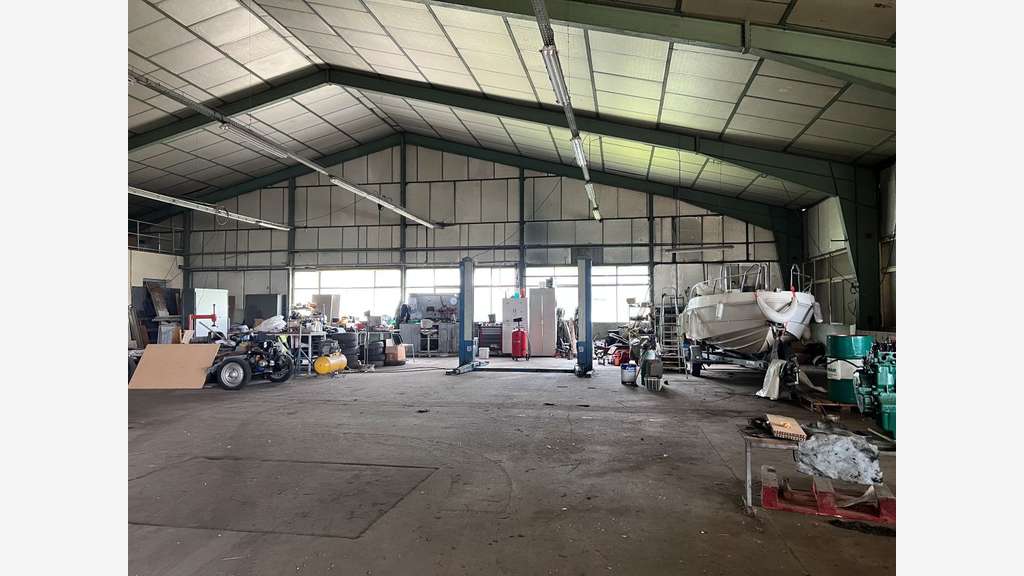 A vendre locaux d'activités de 2 642m² à Egletons