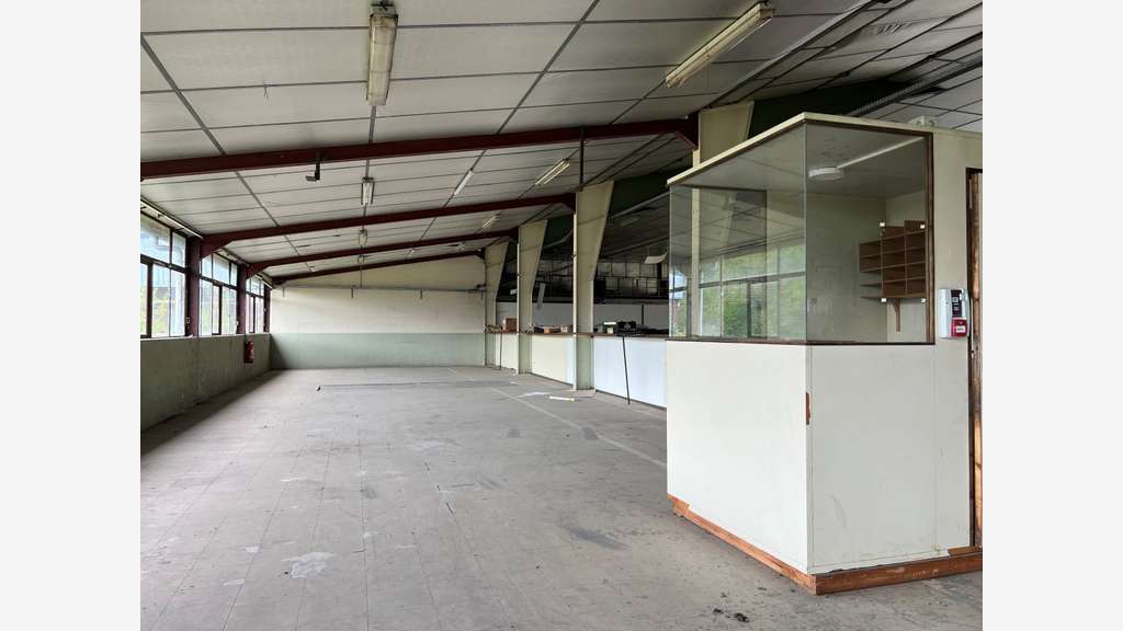 A vendre locaux d'activités de 2 642m² à Egletons
