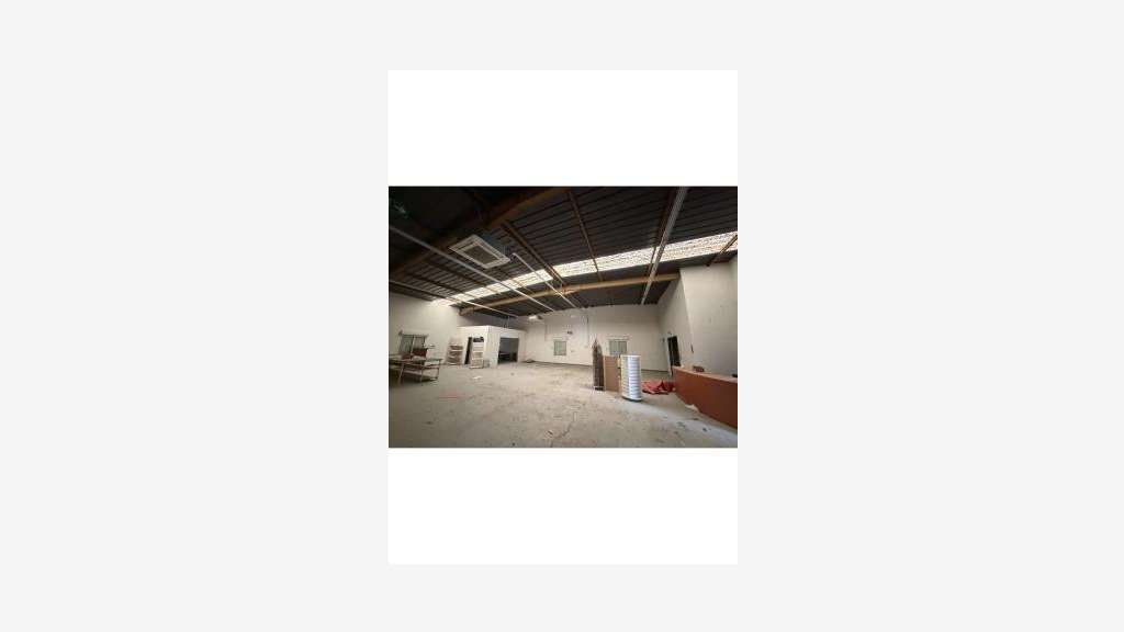 AV local d'activité 800m² + bureaux à Entraigues
