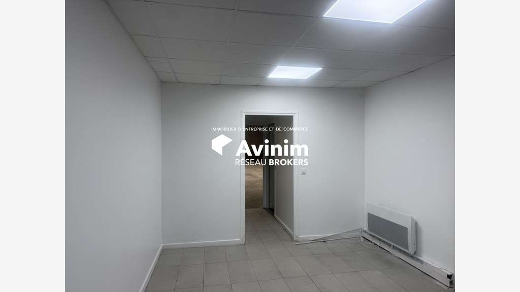 Local d'activité neuf 256m² à vendre à Éragny