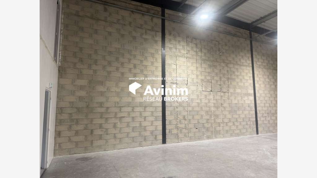 Local d'activité neuf 256m² à vendre à Éragny