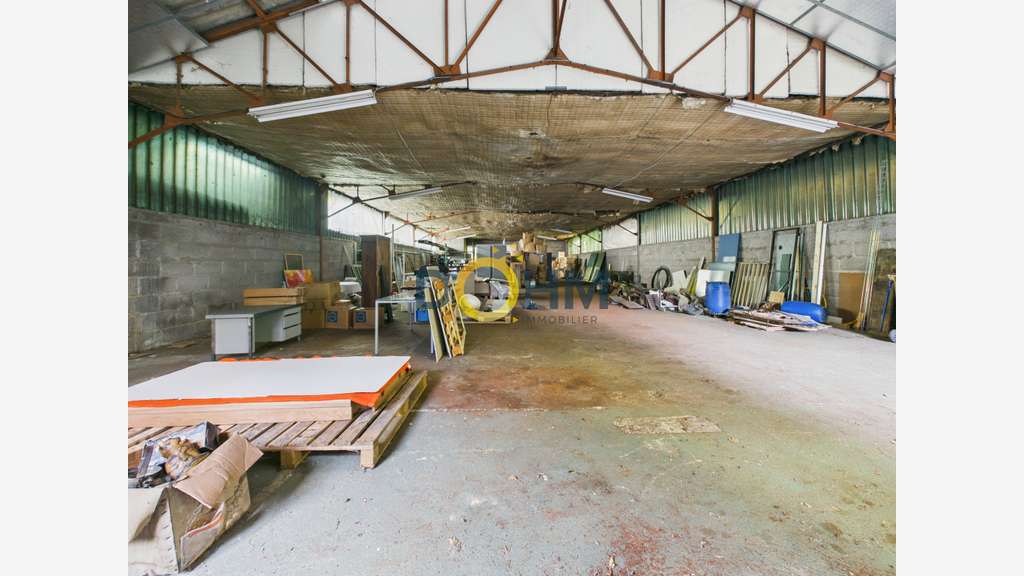 Entrepôt 458m² avec terrain constructible à Espaly