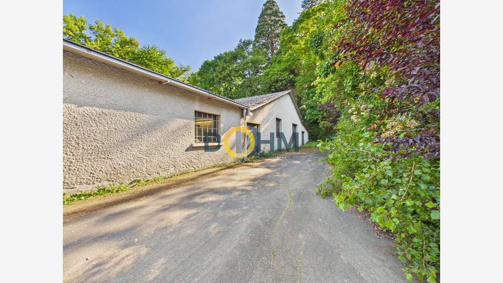Entrepôt 458m² avec terrain constructible à Espaly