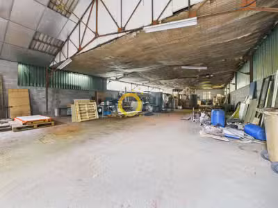Entrepôt 458m² avec terrain constructible à Espaly