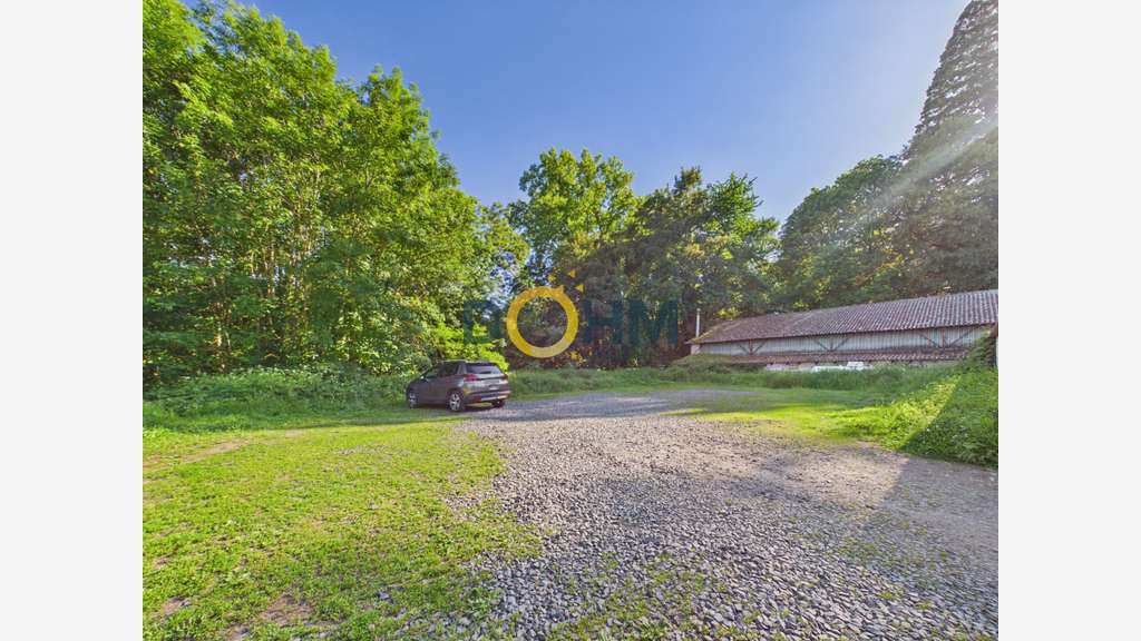 Entrepôt 458m² avec terrain constructible à Espaly