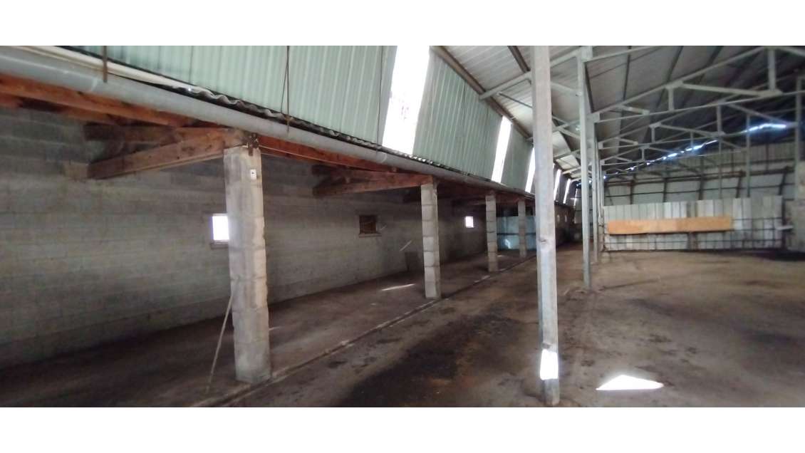 AV grande grange 1500m² à Espeyroux