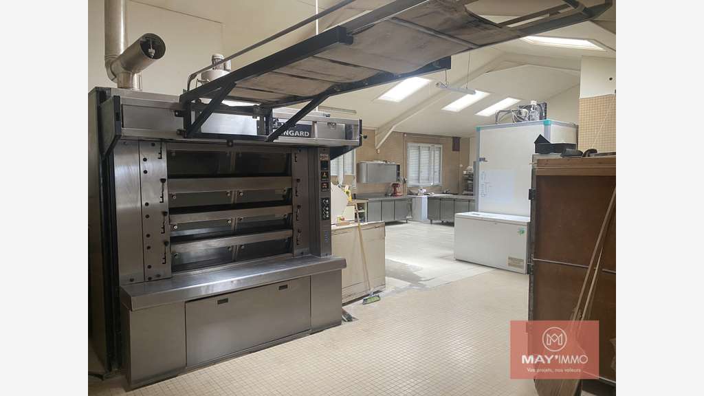 AV murs commerciaux 315m² avec logement Étrelles