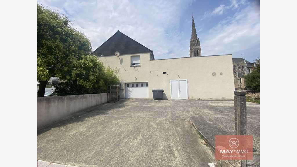 AV murs commerciaux 315m² avec logement Étrelles