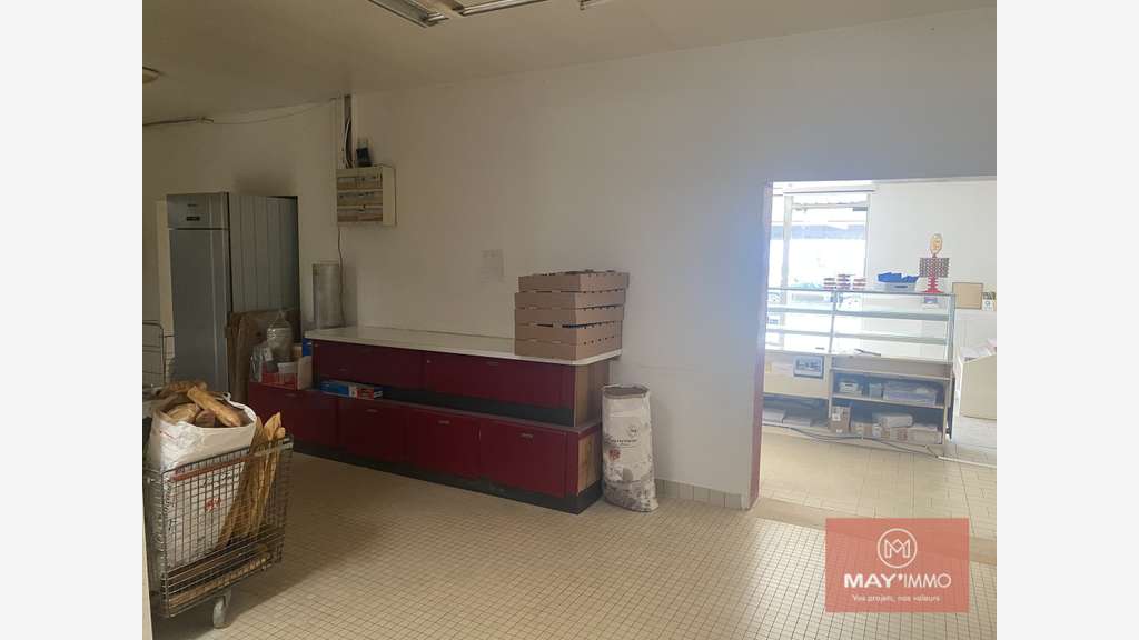 AV murs commerciaux 315m² avec logement Étrelles