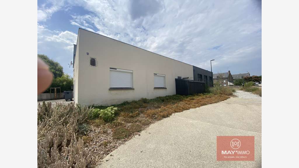 AV murs commerciaux 315m² avec logement Étrelles