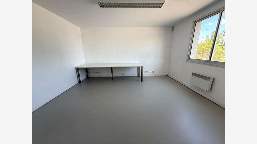 Vente local Industriel / bâtiment 1500m² à Évreux