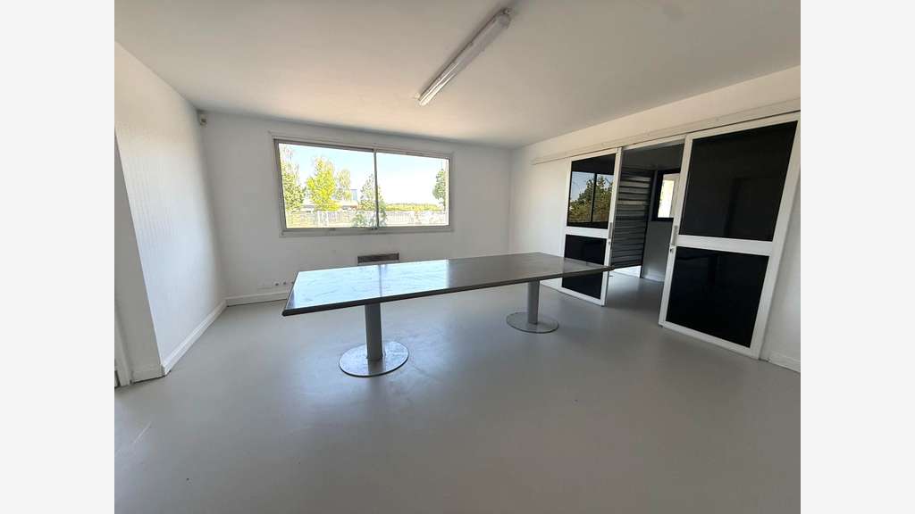 Vente local Industriel / bâtiment 1500m² à Évreux