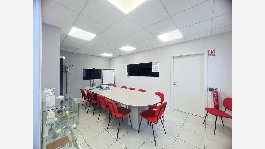 ENSEMBLE IMMOBILIER INDUSTRIEL LOUE