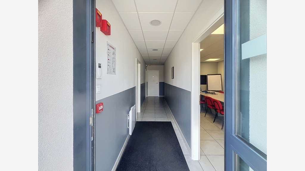 ENSEMBLE IMMOBILIER INDUSTRIEL LOUE