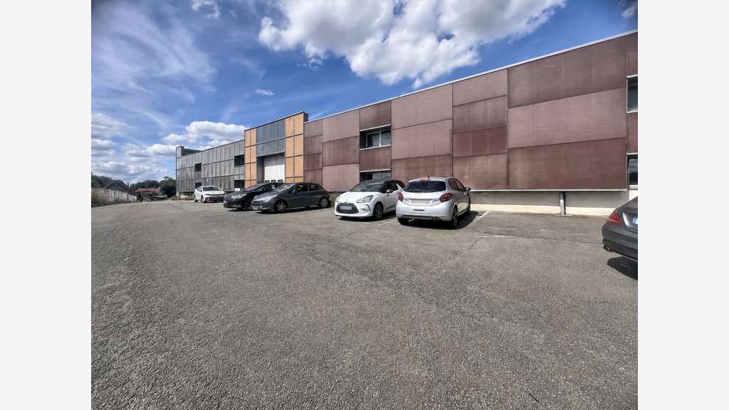 ENSEMBLE IMMOBILIER INDUSTRIEL LOUE
