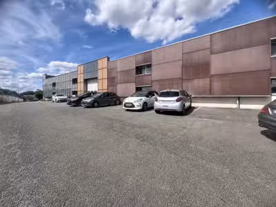 ENSEMBLE IMMOBILIER INDUSTRIEL LOUE