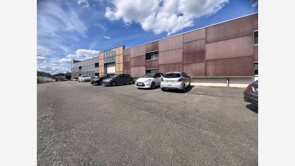 ENSEMBLE IMMOBILIER INDUSTRIEL LOUE