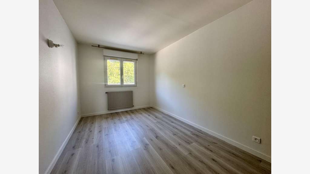 Vente local commercial et maison à Fillières