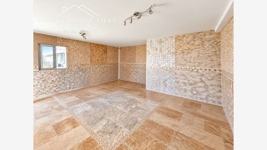 Entrepôt avec local commercial 278m² au total situ