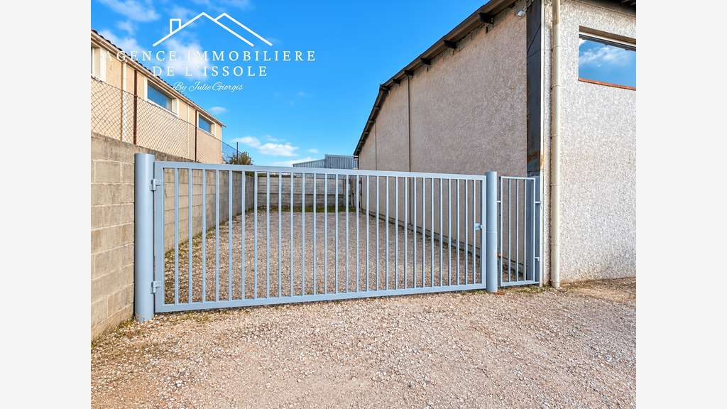 Entrepôt avec local commercial 278m² au total situ