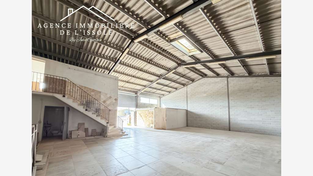 Entrepôt avec local commercial 278m² au total situ