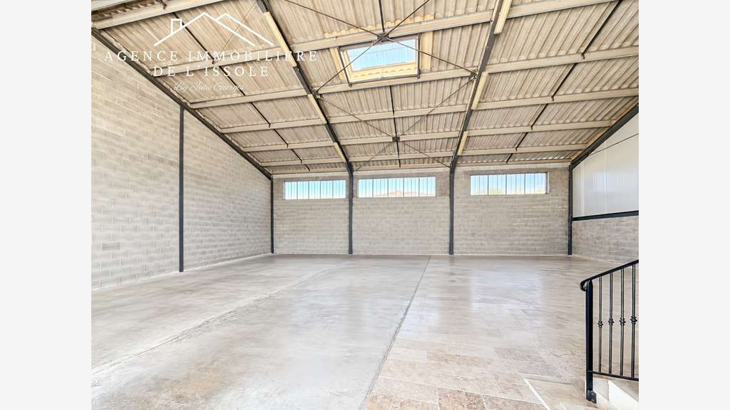 Entrepôt avec local commercial 278m² au total situ