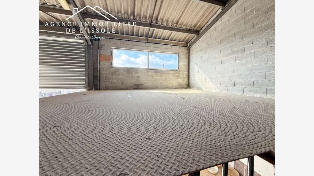 Entrepôt avec local commercial 278m² au total situ