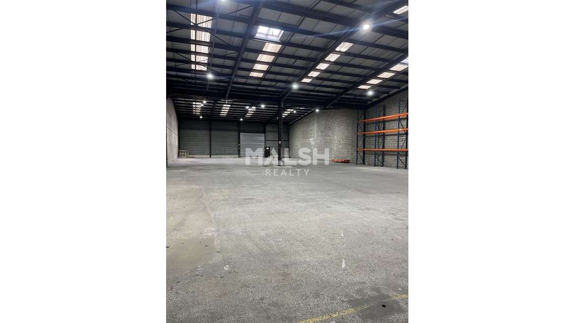 Vente local d'activités 1139m² avec quais à Genas