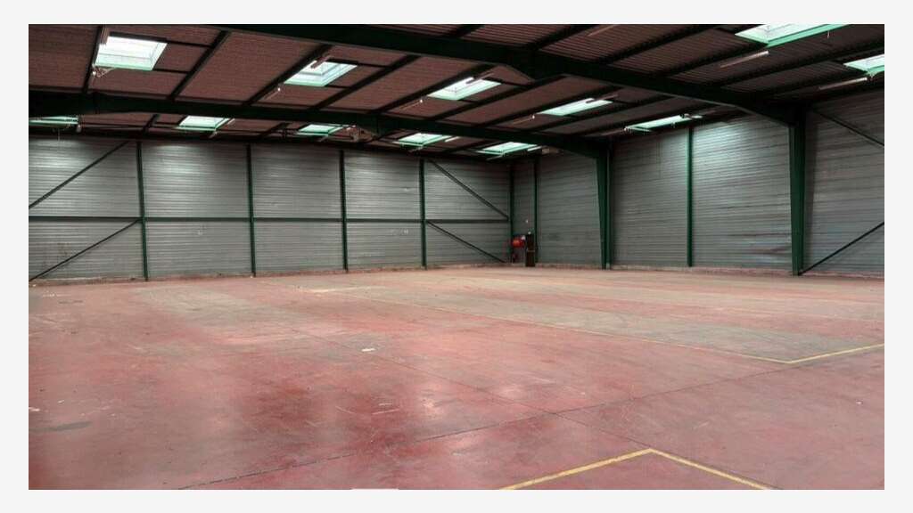 AV local d'activité 210m² proche Rocade à Genas  