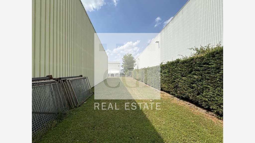 AV local d'activité 210m² proche Rocade à Genas  
