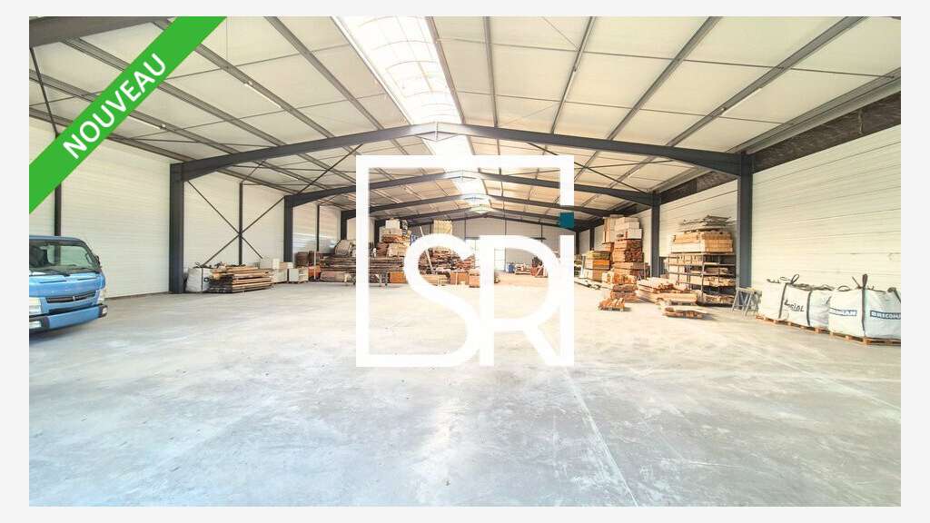 Entrepôts + bureaux + logement à vendre à Gimeaux