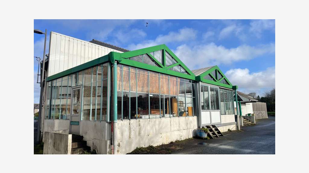Local d'activité 950m² à vendre à Gouarec