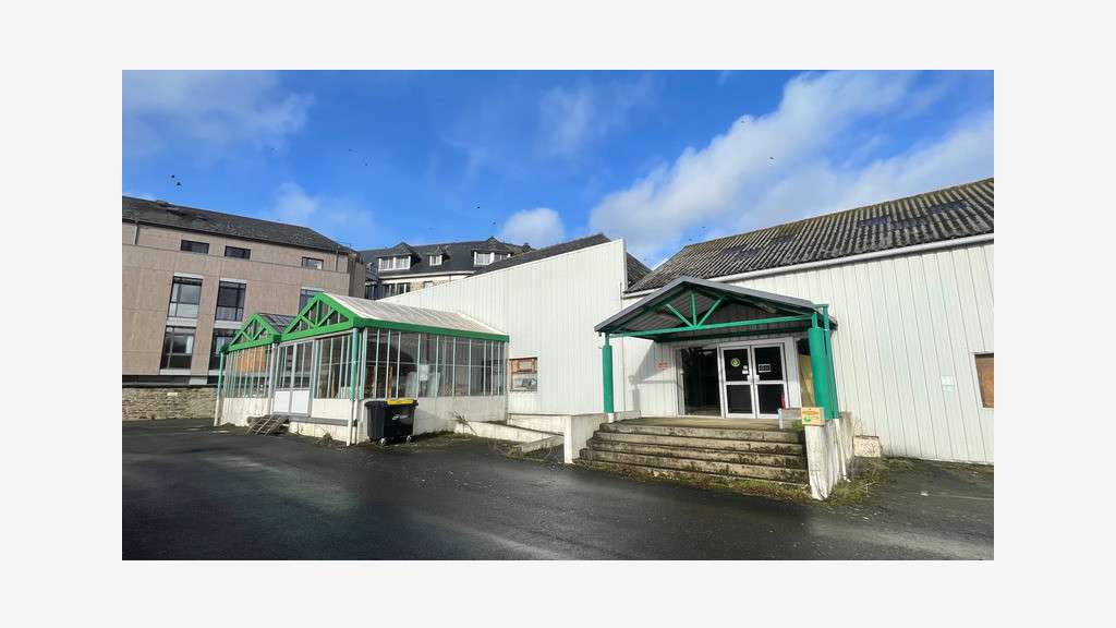 Local d'activité 950m² à vendre à Gouarec