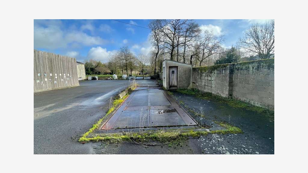 Local d'activité 950m² à vendre à Gouarec