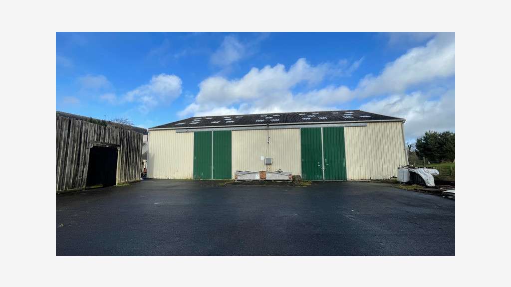 Local d'activité 950m² à vendre à Gouarec