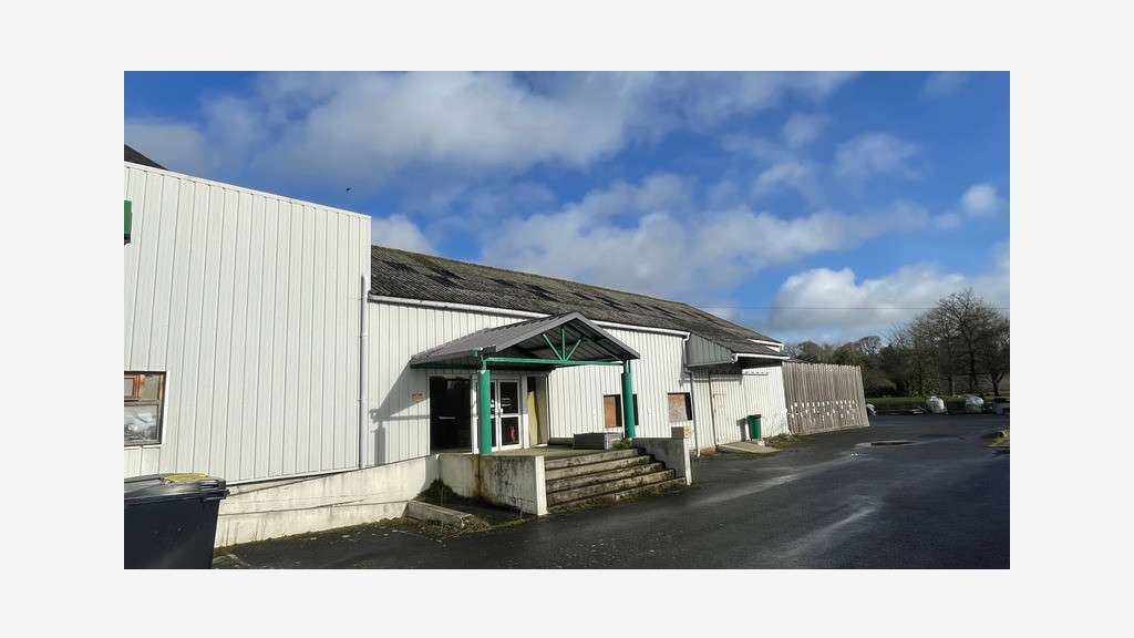Local d'activité 950m² à vendre à Gouarec