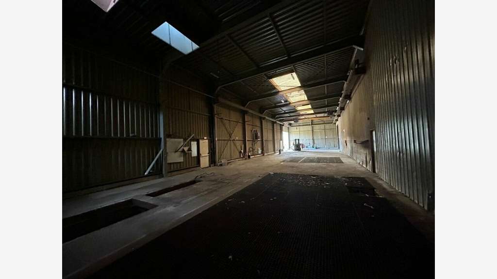 Bâtiment industriel à vendre à 30 min Langres (52)