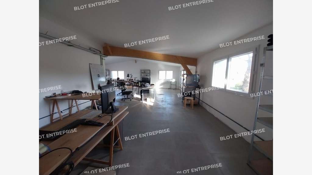 A vendre local d'activités neuf 650m² à Guer