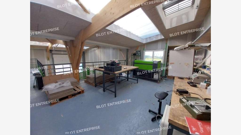 A vendre local d'activités neuf 650m² à Guer