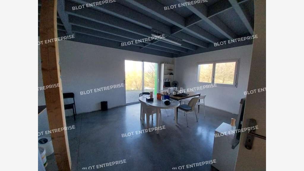 A vendre local d'activités neuf 650m² à Guer