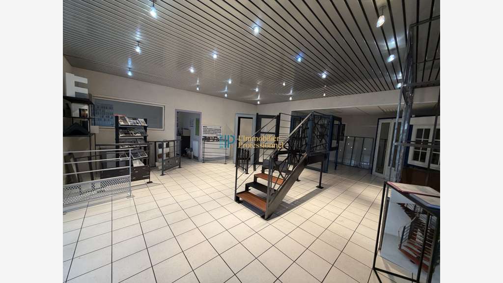 Bâtiment industriel 1595m² à vendre à Hennebont
