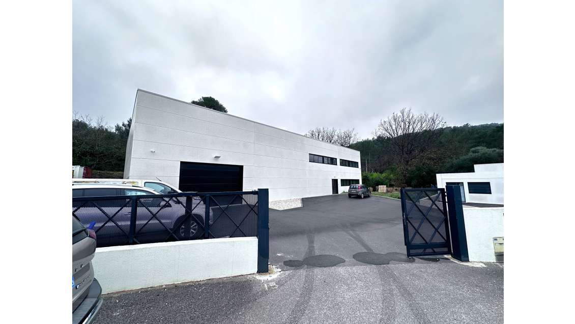 Vente local d'activité de 1015m² en zi à Hyères